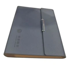 Ko te pukapuka hiako PVC i roto i te pouri puru puru